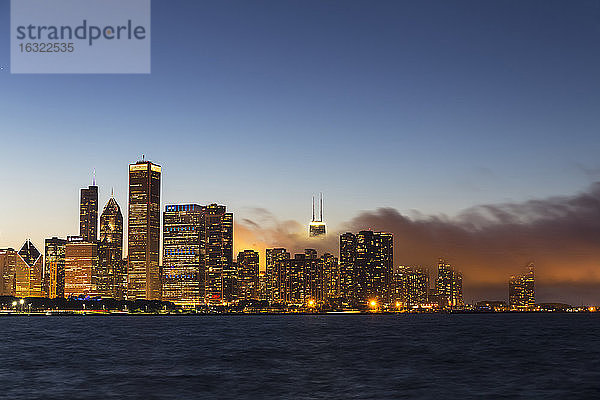 USA  Illinois  Chicago  Skyline und Michigansee im Abendlicht
