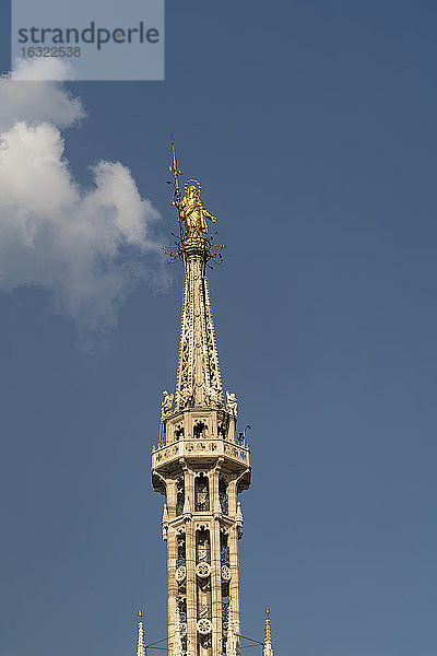 Italien  Mailand  goldene Madonna auf der Spitze des Mailänder Doms