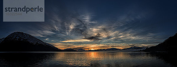 Vereinigtes Königreich  Schottland  Loch Linnhe bei Sonnenuntergang