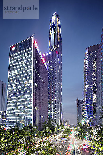 China  Shenzhen  beleuchtete Bürotürme bei Nacht
