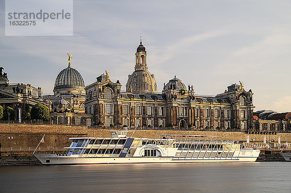 Deutschland  Sachsen  Dresden  Brühlsche Terrasse mit Frauenkirche und Akademie der Bildenden Künste an der Elbe