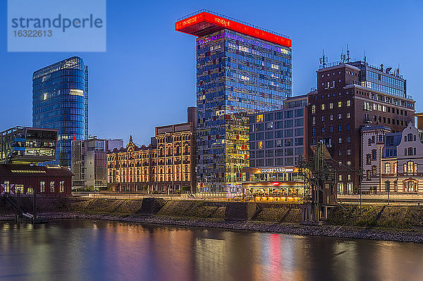 Deutschland  Düsseldorf  Medienhafen  Hochhaus Colorium  blaue Stunde