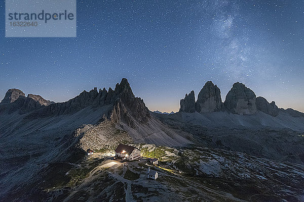 Italien  Sextner Dolomiten  Drei Zinnen  Naturpark Drei Zinnen  Rifugio Antonio Locatelli bei Nacht