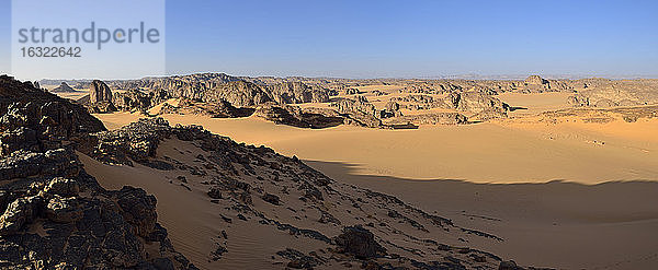 Afrika  Algerien  Sahara  Tassili N'Ajjer National Park  Blick über Timghas  Timras Gebiet  Panorama