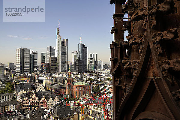 Deutschland  Frankfurt  Stadtbild mit Finanzviertel und Turm des Frankfurter Doms