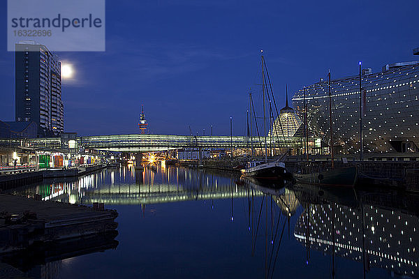 Deutschland  Bremen  Bremerhaven  Alter Hafen  Museum Klimahaus und Brücke über die Weser