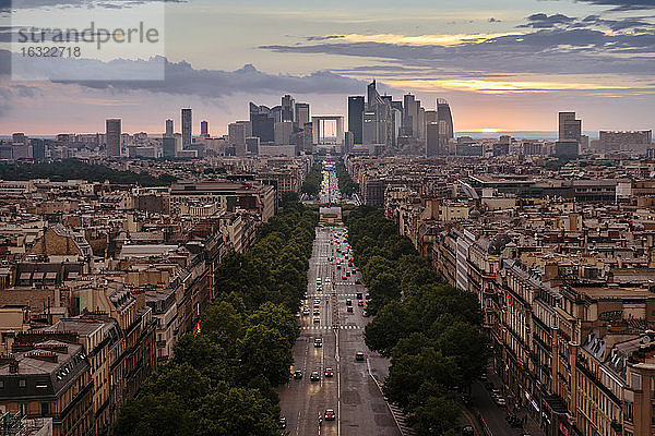 Frankreich  Paris  La Defense und Stadtbild bei Sonnenuntergang