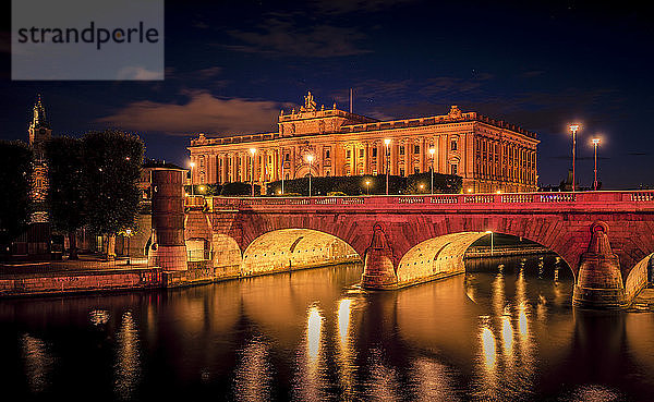 Schweden  Stockholm  Blick auf das Parlamentsgebäude mit der Norrbro-Brücke im Vordergrund bei Nacht