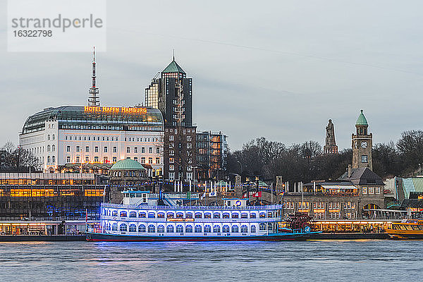 Deutschland  Hamburg  Bornsteinplatz  Blick über die Elbe zu den St. Pauli Landungsbrücken am Abend