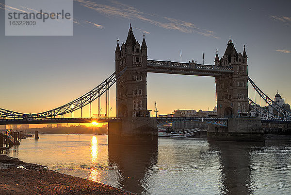 UK  London  Themse mit Tower Bridge bei Sonnenuntergang