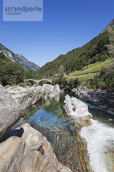 Schweiz  Tessin  Val Verzasca  Verzasca Fluss  Lavertezzo  Ponte dei Salti Brücke