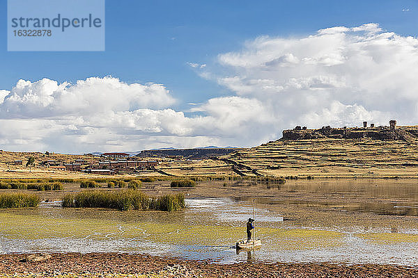 Peru  Anden  Friedhof der Sillustani am Umayo-See und Fischer auf einem Boot aus Riesenbinsen