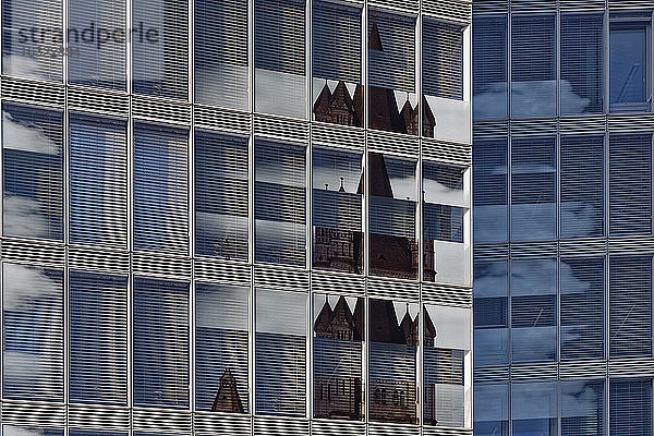 Deutschland  Köln  Teil der Fassade des Kölner Turms mit applizierter Fotografie des Großen Sankt Martin