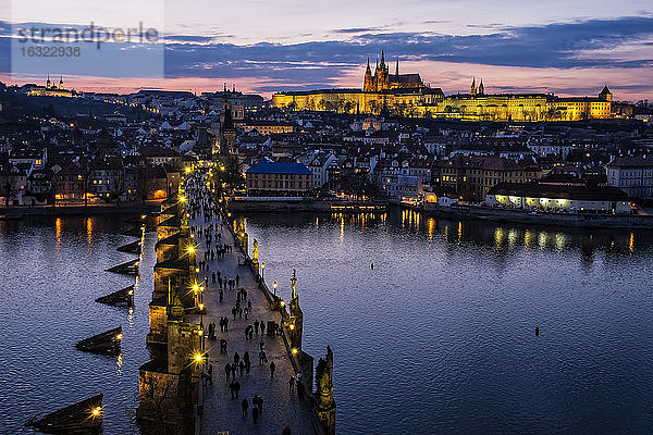 Tschechische Republik  Prag  Stadtbild mit Karlsbrücke in der Abenddämmerung