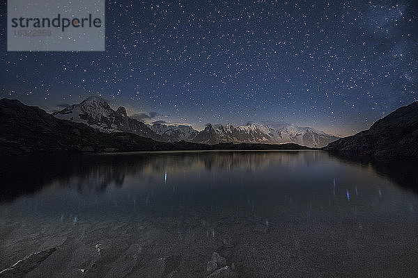 Frankreich  Mont Blanc  Cheserys-See  Milchstraße und Mont Blanc spiegeln sich im See bei Nacht
