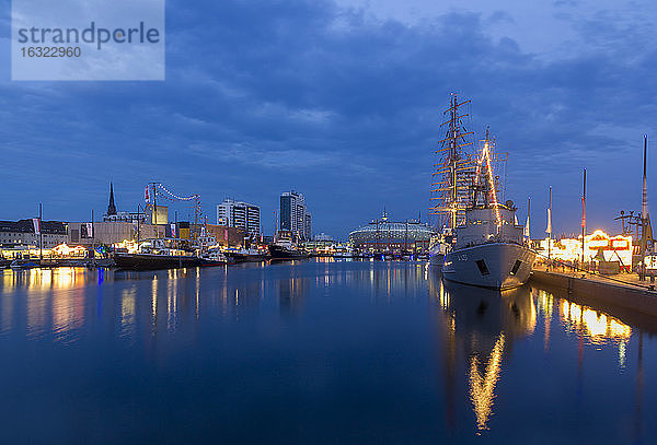 Deutschland  Bremerhaven  Beleuchtete Schiffe im Hafen während des Festes