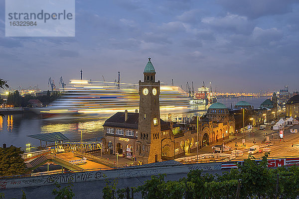 Deutschland  Hamburg  Uhrturm an den Landungsbrücken und einlaufendes Kreuzfahrtschiff am Morgen