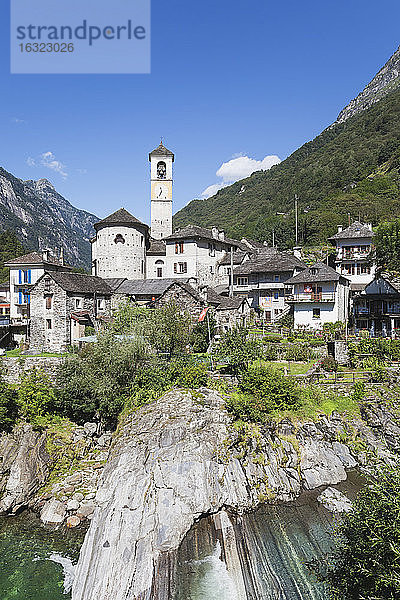 Schweiz  Tessin  Val Verzasca  Fluss Verzasca  Dorf Lavertezzo