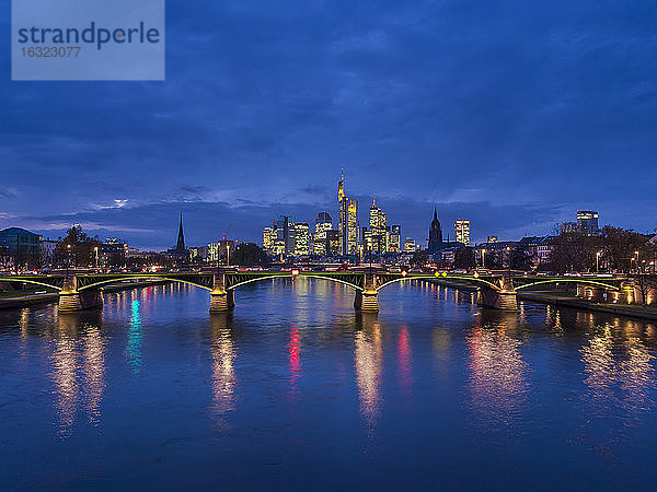 Deutschland  Frankfurt  Main mit Ignatz-Bubis-Brücke  Skyline des Finanzviertels im Hintergrund