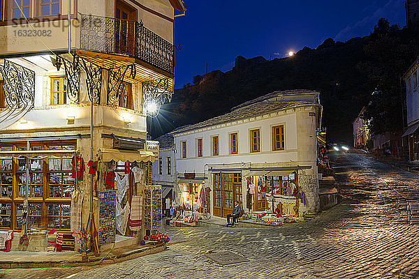 Albanien  Gjirokaster  Qafa e Pazarit bei Nacht