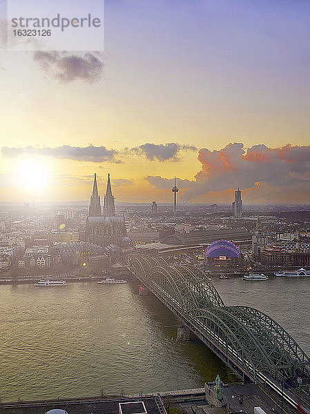 Deutschland  Köln  Stadtansicht mit Kölner Dom  Rhein und Hohenzollernbrücke im Vordergrund