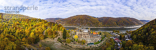 Deutschland  Rheinland-Pfalz  Trechtingshausen  Blick auf die Burg Reichenstein im Herbst