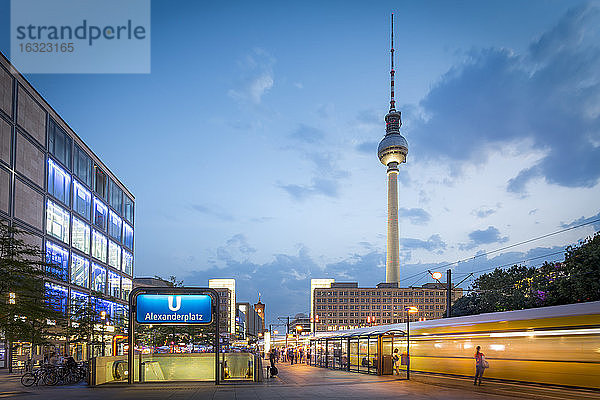 Deutschland  Berlin  Blick auf Fernsehturm und Straßenbahnhaltestelle im Vordergrund in der Dämmerung