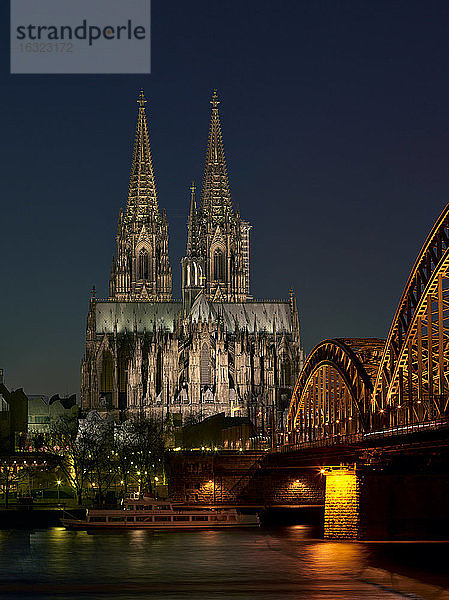 Deutschland  Köln  beleuchteter Kölner Dom und Hohenzollernbrücke bei Nacht