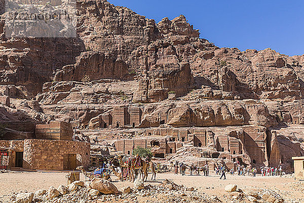 Jordanien  Petra  Blick auf Felsengräber