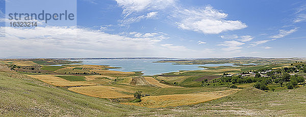 Türkei  Anatolien  Südostanatolien  Provinz Adiyaman  Akpinar  Blick auf den Stausee Atatuerk Dam