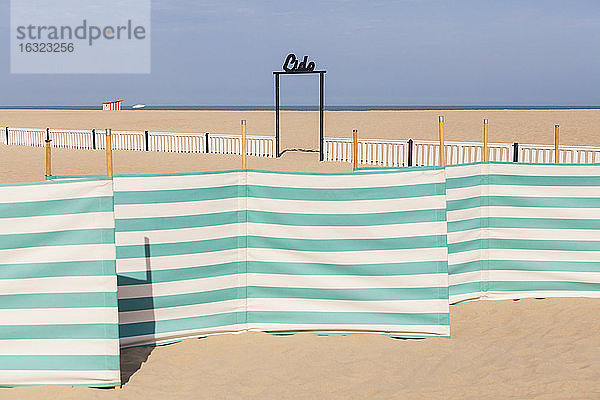 Belgien  Flandern  Ostende  Nordseebad  Windschutz  Schild Strandbad  leerer Strand