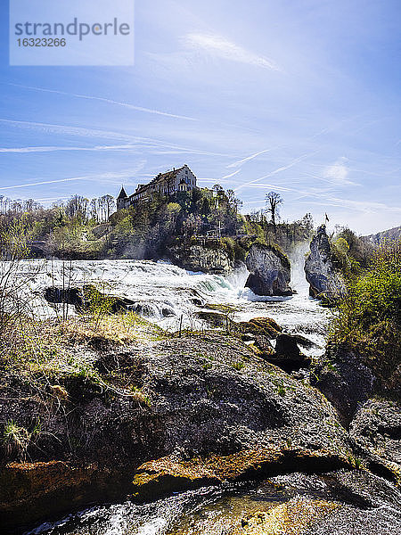 Schweiz  Schaffhausen  Rheinfall mit Schloss Laufen