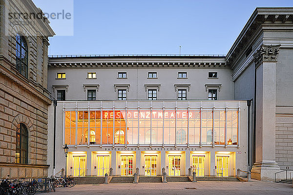 Deutschland  Bayern  München  Residenztheater zur blauen Stunde