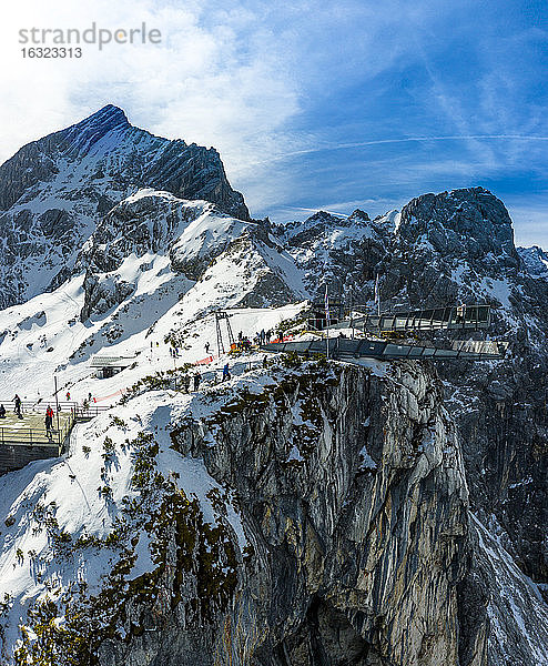 Deutschland  Bayern  Mittenwald  Wettersteingebirge  Alpspitze  Bergstation mit Aussichtsplattform AlpspiX