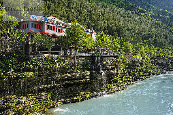 Albanien  Kelcyra  Kelcyra-Schlucht  Hotel am Vjosa-Fluss