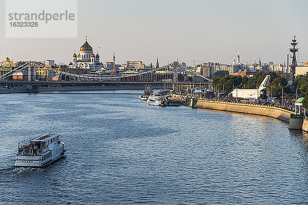 Russland  Moskau  Blick über die Stadt und den Fluss Moskwa bei Sonnenuntergang