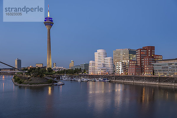 Deutschland  Nordrhein-Westfalen  Düsseldorf  Medienhafen mit Fernsehturm und Gehry-Bauten am Abend