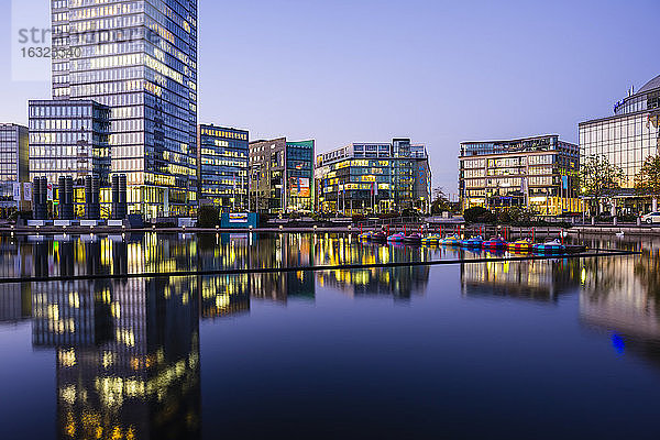 Deutschland  Köln  Medienpark am Abend