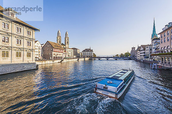 Schweiz  Zürich  Stadtansicht mit Ausflugsschiff auf der Limmat im Vordergrund
