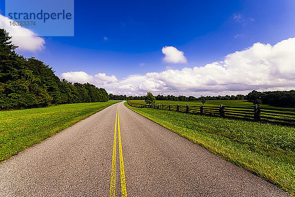 USA  Virginia  leerer Blue Ridge Parkway