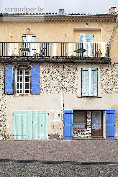 Frankreich  Villes-sur-Auzon  altes Haus mit Terrasse