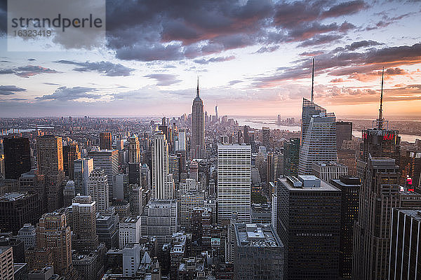 USA  New York City  Skyline von Manhattan bei Sonnenuntergang