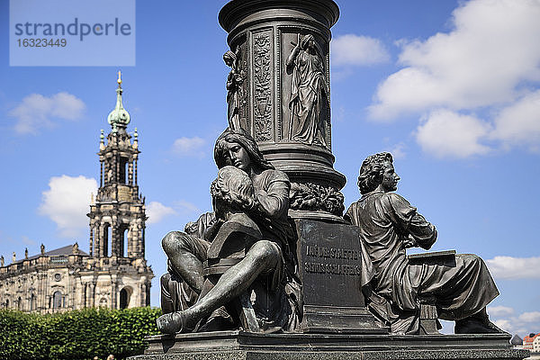 Deutschland  Sachsen  Dresden  Brühlsche Terrasse und Dresdner Kathedrale  im Vordergrund das Denkmal von Ernst Rietschel