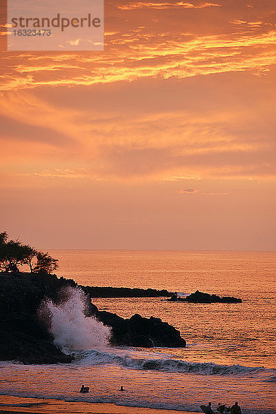 USA  Hawaii  Big Island  Hapuna Beach  Sonnenuntergang an der Kohala-Küste mit Brandungswellen und badenden Menschen