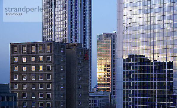 Deutschland  Frankfurt  Hochhausfassaden in der Abenddämmerung