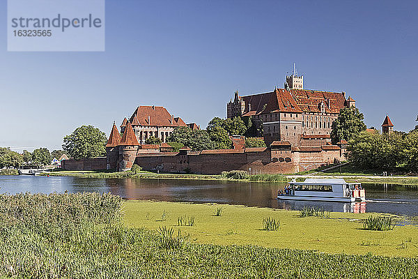 Polen  Pommern  Burg Malbork und Fluss Nogat