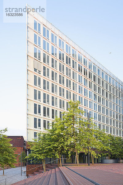 Deutschland  Hamburg  Blick auf das moderne Bürogebäude 'Ericusspitze'.
