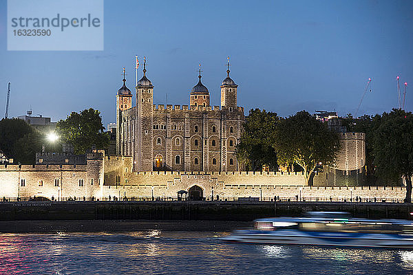 Vereinigtes Königreich  England  London  Fluss Themse  Tower of London im Abendlicht