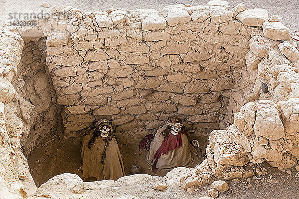 Peru  Nasca  Friedhof von Chauchilla  Mumien im Grab