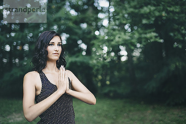 Junge Frau meditiert im Wald  Yoga in der Natur